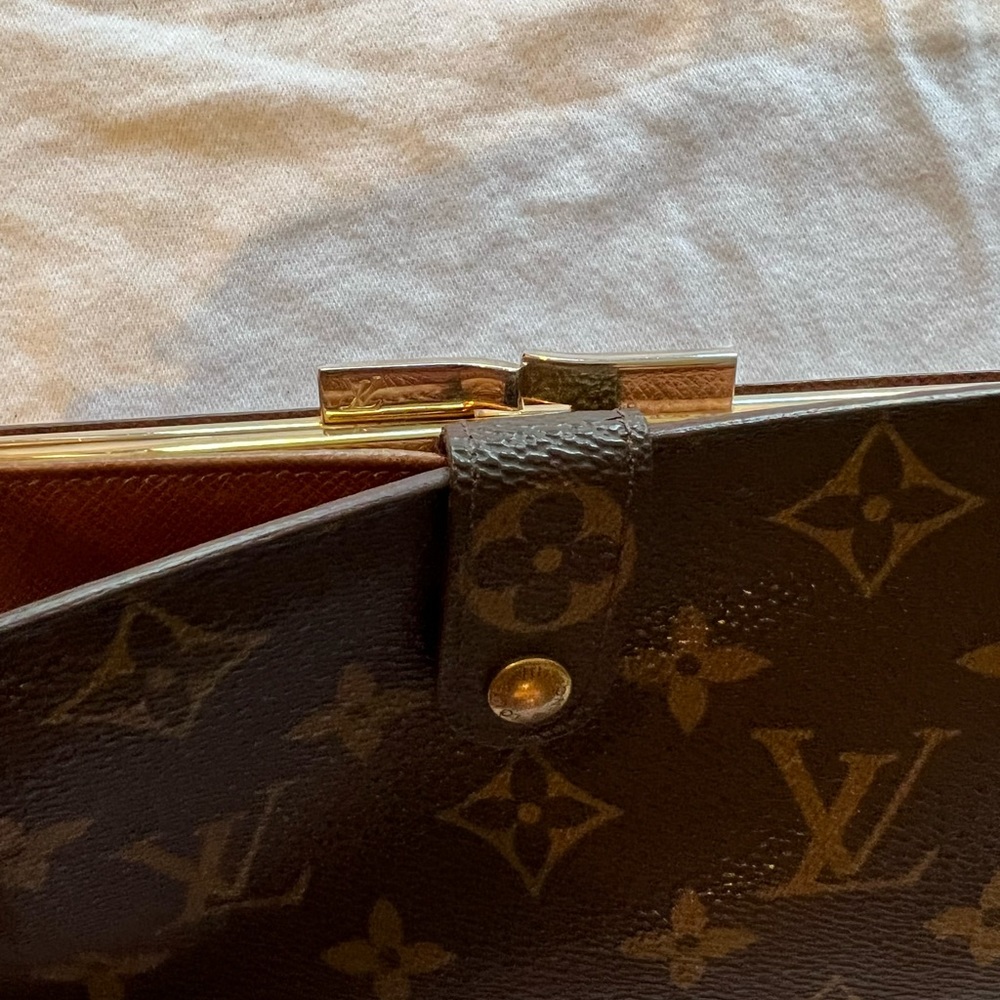 Luis Vuitton Authentic Long Vintage Kiss-lock Bifold Wallet - Picture 10 of 16
